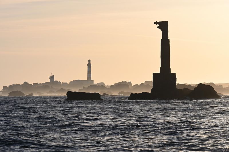 Le phare de Nividic et ses pylônes, le Créac'h en arrière-plan